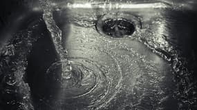 Un évier se vidant de son eau (illustration)