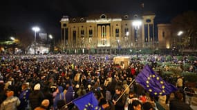 Des personnes se rassemblent pour protester dans le centre de Tbilissi, la capitale de Géorgie, le 28 novembre 2024.