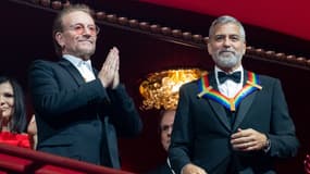 George Clooney et le chanteur Bono de groupe de rock U2 récompensés par le Kennedy Center à Washington le 4 décembre 2022.
