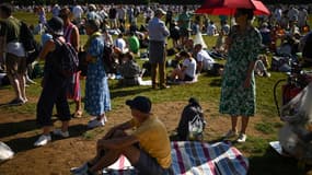 Des gens font la queue et campent à l'extérieur du ''All England Tennis Club'' pendant le 5ème jour de Wimbledon. 7 juillet 2023