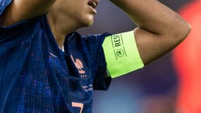 Sakina Karchaoui avec un brassard "Respect" à l'Euro féminin 2025
