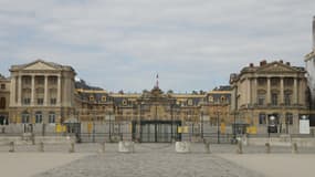 Les portes du Château de Versailles. (Illustration)