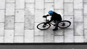 Illustration d'un homme sur son vélo.