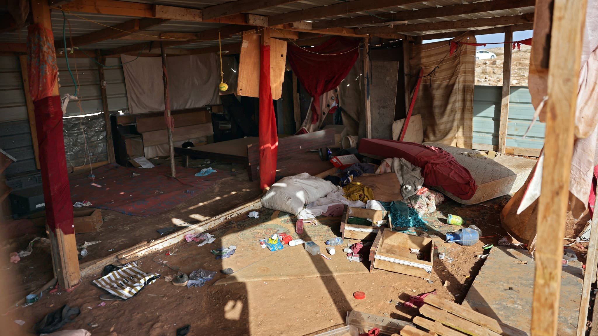 Des objets éparpillés, plus d'une semaine après l'attaque par des colons israéliens du village de Wadi al Seeq, en Cisjordanie occupée, le 24 octobre 2023. 