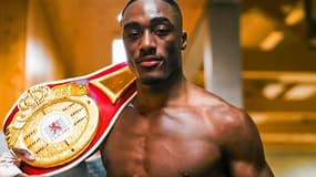 Bakary Samaké avec sa ceinture de champion du Luxembourg des super-welters.