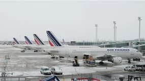 Le tarmac de l'aéroport Roissy-Charles de Gaulle. Un rapport parlementaire français préconise que les aéroports européens surdimensionnent leurs capacités d'accueil des passagers et de dégivrage des avions pour faire face à des phénomènes climatiques comm