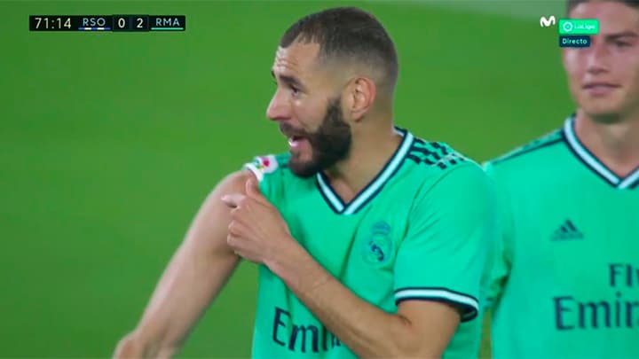 Benzema montre son épaule Benzema montre son épaule