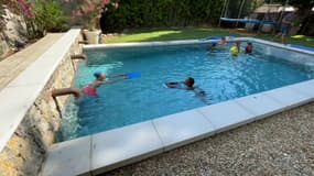 Des petits Marseillais apprennent à nager dans des piscines privées.