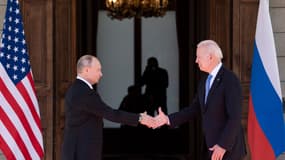 La poignée de main entre Joe Biden et Vladimir Poutine, le 16 juin 2021, à Genève. 