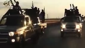 Une image tirée d'une vidéo de propagande de l'Etat islamique montre des jihadistes roulant dans des trucks armés. 