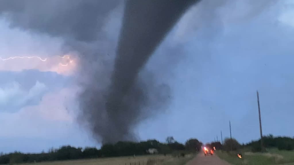 a violent tornado devastates part of Kansas, in the center of the country