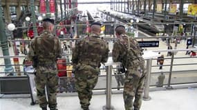 Militaires en patrouille à la Gare du Nord, à Paris. La France a maintenu au niveau rouge son niveau d'alerte sur la menace terroriste, après que le département d'Etat a prévenu les ressortissants américains du risque d'attentats en Europe dus à Al Qaïda