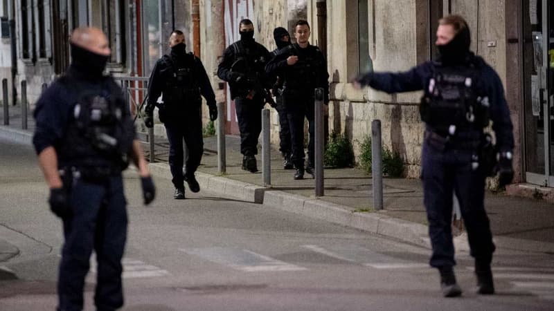 Des policiers le 5 avril à Avignon le soir du drame
