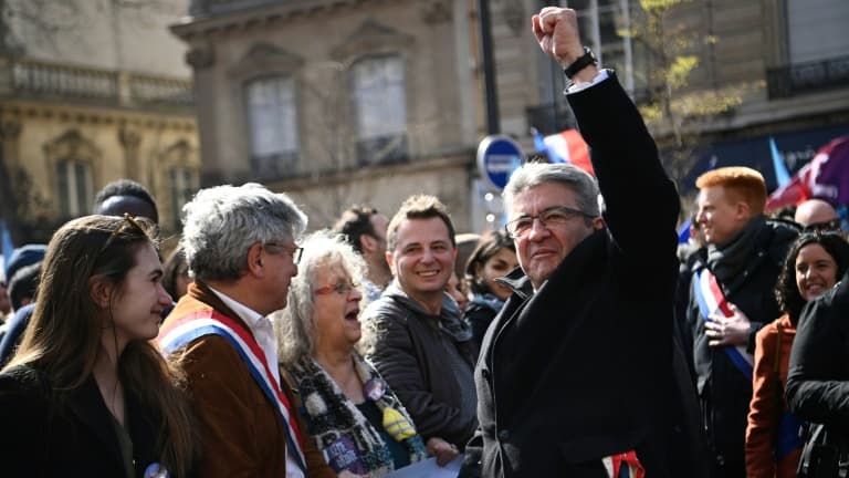 Jean-Luc Mélenchon (c), candidat du parti "la France Insoumise" à l'éléction présidentielle, lors d'un rassemblement à Paris, le 20 mars 2022