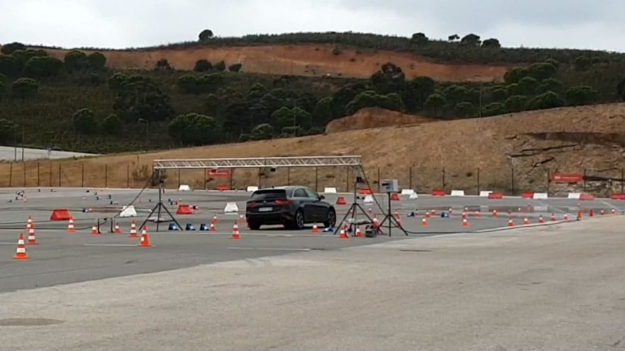 La nouvelle Ceed en pleine manoeuvre d'évitement avant un freinage d'urgence sur circuit.