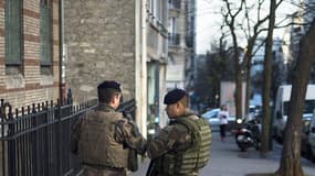 Des militaires patrouillent devant une école à Paris, le 14 janvier 2015 (Photo d'illustration)