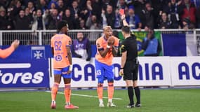 Le carton rouge adressé à Derek Cornelius, défenseur de l'OM, à l'Abbé-Deschamps, 22 février 2025