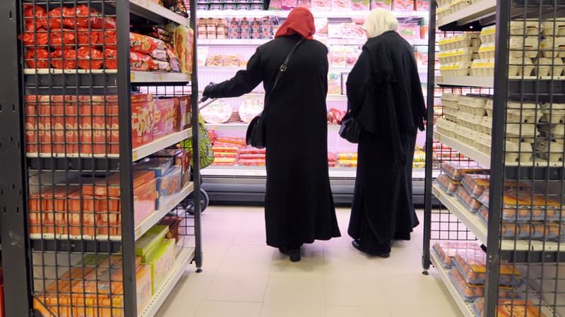 La Cour de cassation a annulé le lienciement d'une employée voilée dans une crèche. Le gouvernement pourrait faire voter une loi pour renforcer l'interdiction du port de signes religieux.