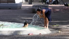 Une personne s'arrose le visage près d'une fontaine à Perpignan (Pyrénées-Orientales), le 17 juin 2022. 