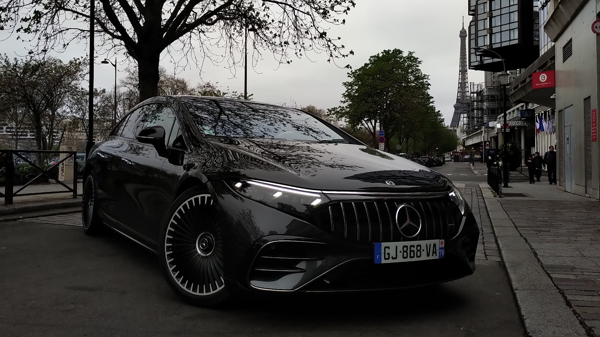 Calandre agressive à fanons, becquet arrière, énormes jantes à rayons "efficientes" de 21 pouces: le look de la Mercedes EQS AMG 53 se veut résolument sportif. 
