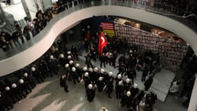 La police turque investit les locaux du quotidien Zaman, le 4 mars 2016 à Istanbul.