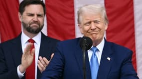 Le président américain Donald Trump prononce un discours tandis que le vice-président américain JD Vance assiste à la cérémonie du Memorial Day national à l'amphithéâtre commémoratif du cimetière national d'Arlington à Arlington, en Virginie, le 26 mai 2025.
