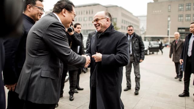Bernard Cazeneuve est en visite en Chine.