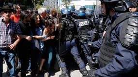 Le 8 juin, devant la bibliothèque Vaclav Havel à Paris, confrontation entre des militants et des CRS.