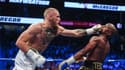 Conor McGregor (à gauche) face à Floyd Mayweather en août 2017