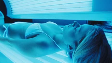 16% de la population dit fréquenter des cabines de bronzage.