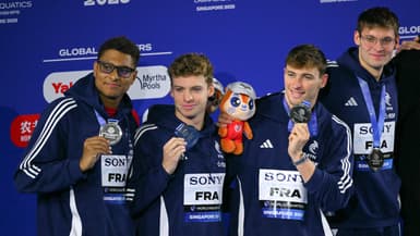 Yohann Ndoye-Brouard, Léon Marchand, Maxime Grousset et Yann le Goff avec leur médaille d'argent du 4x100m 4 nages, le 3 aout 2025.
