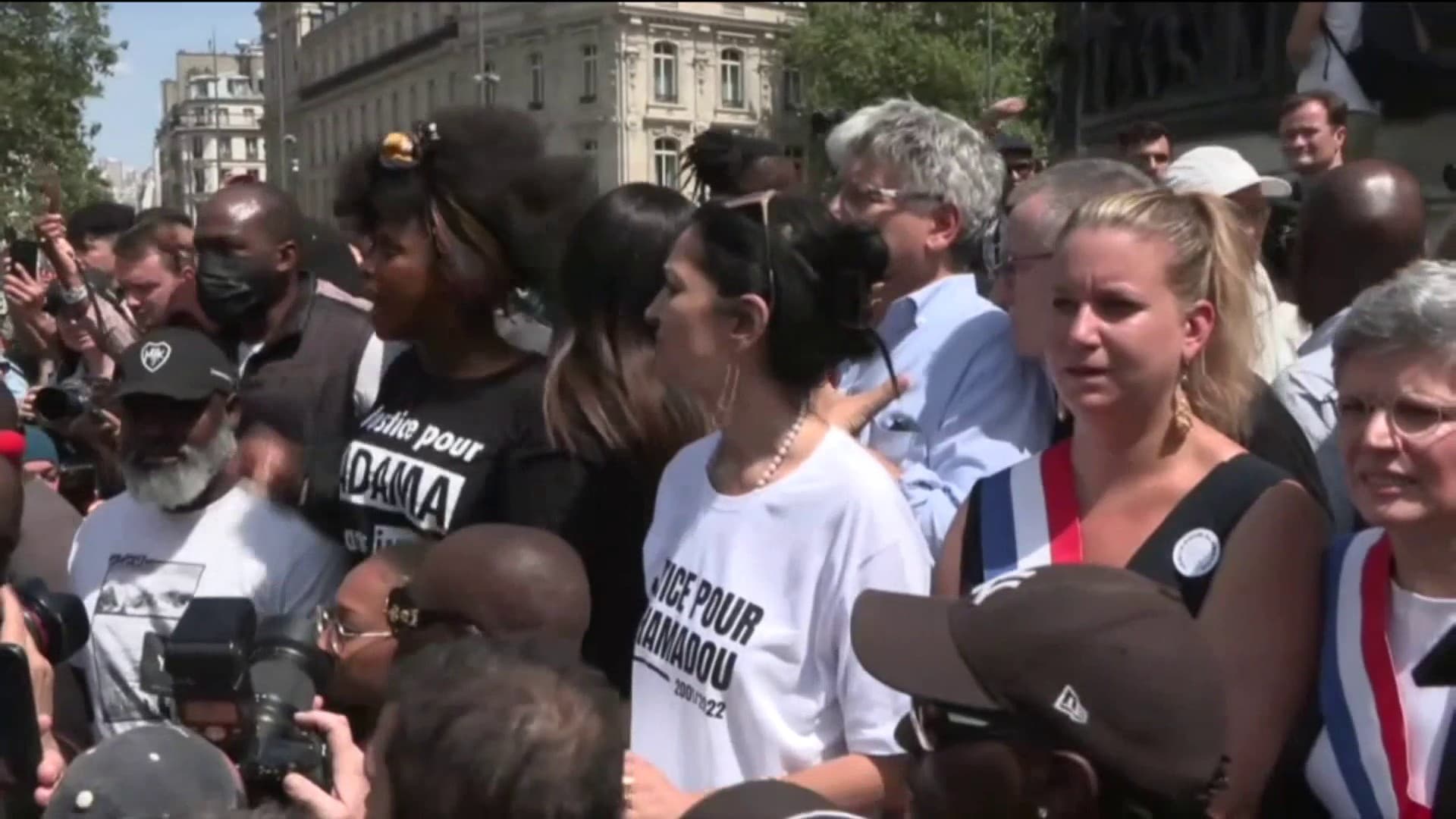 La soeur d'Adama Traoré, Assa Traoré, Sandrine Rousseau, Mathilde Panot, Eric Coquerel, place de la République à Paris, le 8 juillet 2023