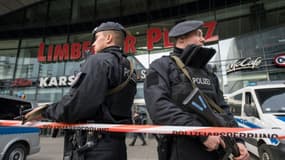 Des policiers devant l'entrée du centre commercial "Limbecker Platz", le 11 mars 2017 à Essen, en Allemagne