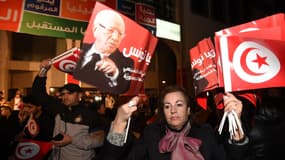 Des supporters de Béji Caïd Essebsi célèbrent les premiers résultats de la présidentielle, dimanche 21 décembre, à Tunis. 