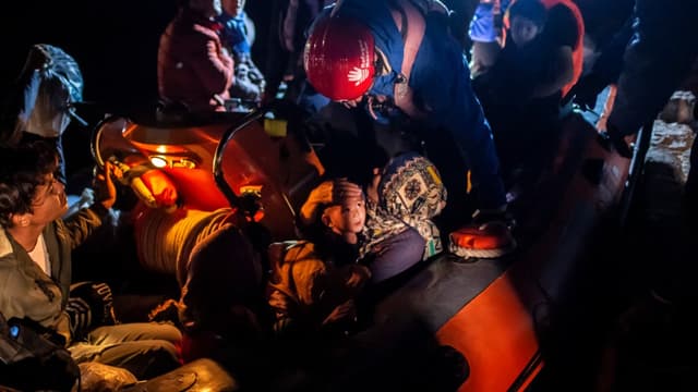 Des migrants à bord du bateau de sauvetage de l'ONG Refugee Rescue, au port grec de Skala Sikamnias, sur l'île de Lesbos en Grèce, le 2 octobre 2019