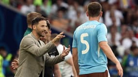 Domenico Tedesco s'adresse à Jan Verthongen lors de Belgique-Ukraine, le 26 juin 2024