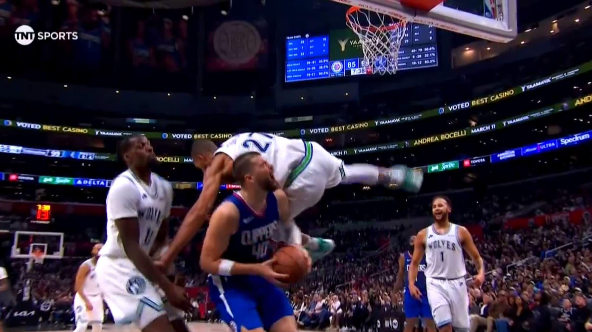 La chute de Rugby Gobert, lors de Minnesota-Los Angeles Clippers, le 12 mars 2024