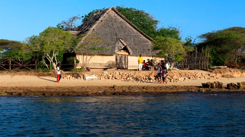 La maison dans laquelle Marie Dedieu avait été enlevée se situait au bord de la plage, sur l'île de Manda.