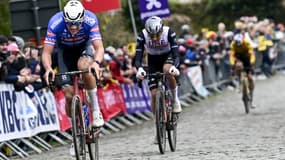 Mathieu van der Poel et Tadej Pogacar lors du Tour des Flandres, le 2 avril 2023.