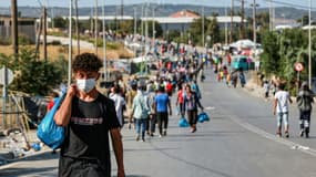 Des réfugiés près d'un camp provisoire sur l'île grecque de Lesbos le 17 septembre 2020