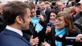 Emmanuel Macron interpellé par une syndicaliste de l'Unsa à Sélestat (Bas-Rhin) le 19 avril 2023.