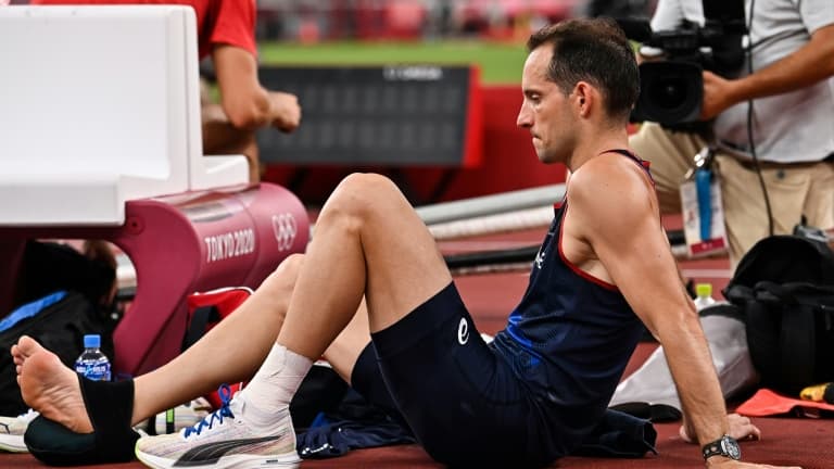 Renaud Lavillenie, poche de glace sur sa cheville droite, avant la finale du concours de saut à la perche aux Jeux de Tokyo, le 3 août 2021 