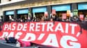 Des militants pour le climat bloquant l'accès à la salle Pleyel où se tenait l'assemblée générale des actionnaires de TotalEnergies, le 25 mai 2022 à Paris.
