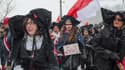 Des Alsaciennes en coiffes traditionnelles manifestent à Muespach en Alsace le 28 décembre 2014.