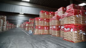 Bruxelles stocke quelque 378.000 tonnes de lait en poudre qui s'entassent dans d'immenses hangars en Europe.