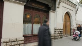 Croix gammées taguées à Paris (ILLUSTRATION)
