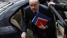 Le ministre des Affaires étrangères, Alain Juppé, a déploré l'absence d'intervention militaire du G8 en Libye qui permet au régime Kadhafi de se renforcer. /Photo prise le 10 mars 2011/REUTERS/François Lenoir