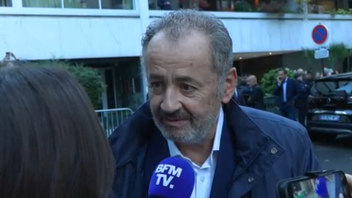 "Je suis fier qu'il aille en prison la tête haute": les réactions des soutiens de Nicolas Sarkozy lors du rassemblement organisé par ses fils