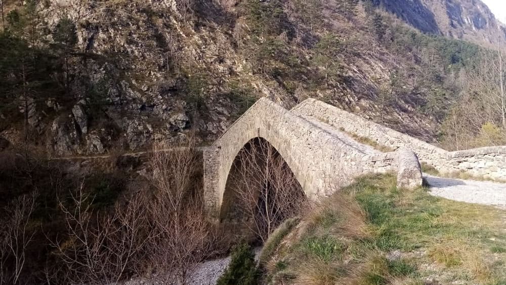Le pont de la Reine Jeanne à Saint-Benoit, en 2024, lors du Loto du patrimoine.