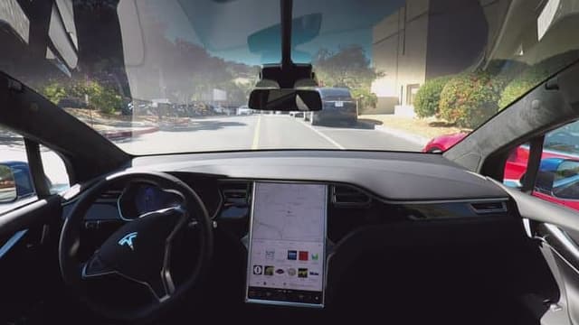 En 2016, Tesla présentait un Model X qui incarnait l'avenir de la conduite autonome chez Tesla. Quatre ans plus tard, le FSD est enfin là.
